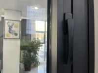 Ventana Moderna de Aluminio con Cierre Multipunto Estándar, Vidrio Templado, Seguridad Reforzada, Aislamiento Térmico, Apertura Interior/Exterior