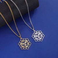 Collier Pendentif Mandala Évidé en Acier Inoxydable, Motif Lotus Découpé, Or et Argent, Style Vintage Bohème pour Femme, Idéal pour le Quotidien