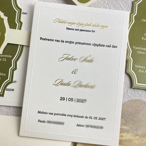 Invitation de mariage 3D gaufrée vert olive avec bord festonné, invitation méditerranéenne avec monogramme, bandeau et nœud en dentelle - Product Image 2