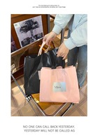Sacs en plastique pour vêtements, sacs de boutique roses, sacs polyvalents pour l'emballage, sacs en plastique à poignée découpée