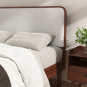 Juego de Dormitorio Wyller de 2 Piezas, Cama Queen Size Moderna con Mesita de Noche, en Madera de Nogal Natural - Product Image 3