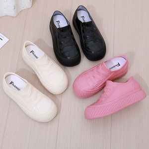 Bottes de pluie imperméables pour femmes, chaussures en caoutchouc à semelle épaisse et tige basse pour l'extérieur, la cuisine et le lavage de voiture - Product Image 2