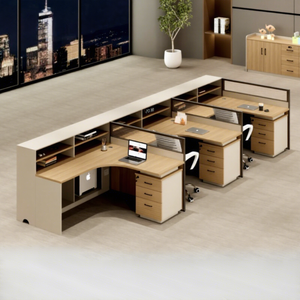 Postazione di Lavoro Moderna con Schermo, Scrivania a L per 2-3 Persone, Combinazione Sedia e Scrivania in PVC con Scatola Cavi per Ufficio Commerciale - Product Image 1