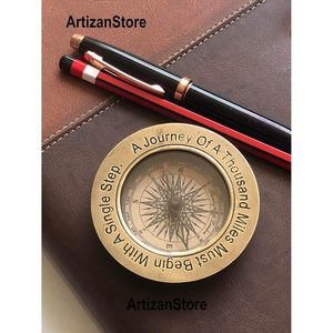 Brújula de Latón con Estuche de Cuero, Brújula de Bolsillo con Dial y Puntero para Senderismo, Navegación y Uso al Aire Libre - Product Image 2
