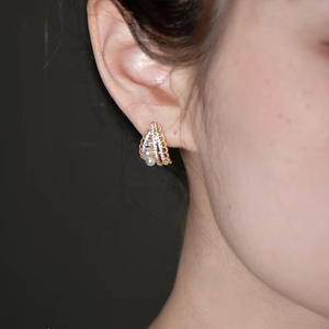 Pendientes de perlas chapados en oro bordados <span class=keywords><strong>Caspa</strong></span> para mujer, pendientes de tuerca de estilo palaciego Retro francés de gama alta con diseño de nicho - Product Image 3