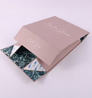 Boîte rigide magnétique pliable rose haut de gamme en papier couché de haute qualité avec finition mate et ruban, idéale pour les cadeaux