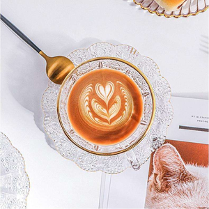 Set di <span class=keywords><strong>Tazze</strong></span> <span class=keywords><strong>da</strong></span> Caffè e Piattini in Vetro con Bordo Dorato, Design Creativo con Motivo Solare, Stile Europeo <span class=keywords><strong>Vintage</strong></span> con Fiori Intagliati - Product Image 3