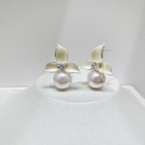 Boucles d'oreilles clous papillon en argent sterling 925 plaqué or, coquille blanche, tendance, luxe estival, pour femmes, mariage - Product Image 5