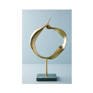 Escultura decorativa hecha a mano para interiores Escultura abstracta de aluminio de calidad sobre base de mármol Escultura con acabado dorado - Product Image 1