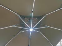 Parasol cantilever moderne robuste 4x4m pour extérieur, protection solaire, revêtement PA, structure thermolaquée, toit unique, base croisée, pour hôtels