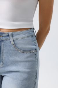 Shorts in Denim Azzurro a Vita Alta con Dettagli Rivettati, Taglio Asimmetrico, Vestibilità Regolare, Stile Casual Estivo - Product Image 6