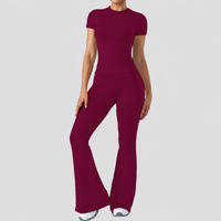 Ensemble de yoga deux pièces : T-shirt à manches courtes sans coutures en 90 % nylon et 10 % élasthanne et pantalon évasé taille haute