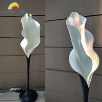 Großhandel Kunst Calla-Lilien-Skulptur Moderne Glasfaser Dekorative Stehende Beleuchtete Statue für Hotel Villa Heim Inneneinrichtung