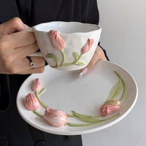 Tasse à café en céramique style INS peinte à la main avec motif de tulipe en relief et assiette, design de dessin animé pour usage domestique - Product Image 4
