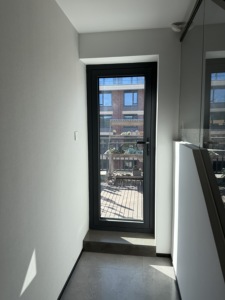 Portes battantes d'entrée en verre en alliage d'aluminium robustes et personnalisées pour villa - Product Image 3