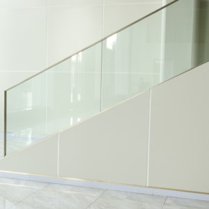 Verre feuilleté trempé transparent de qualité supérieure pour la sécurité des rampes d'escalier, verre anti-éclatement pour balustrade d'escalier - Product Image 1