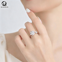 Bague anti-stress personnalisée en strass étincelants motif floral, bijou romantique et tendance pour femme, idéal comme cadeau.