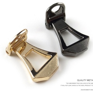 Tiradores de Cremallera Metálicos Personalizados con Logotipo en Dorado - Product Image 6