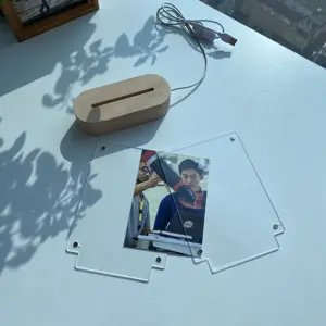 Modern tasarım Lucite akrilik fotoğraf çerçevesi Led ışık ahşap taban masa üstü resim çerçevesi 4x6 inç