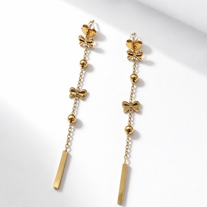 Boucles d'oreilles pendantes longues en acier inoxydable plaqué or 14K sous vide avec perles et chaîne en forme de barre - Product Image 1