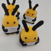 Produit phare : Poupées en crochet d'apaisement, modèles animaux (Pomme de terre, Abeille, Fleur), avec carte d'affirmation
