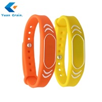 Bracelet NFC Mini Tag en Silicone Étanche IP68 ISO 14443A 13.56MHz RFID NTAG213 Personnalisable pour Carte de Visite, Paiement Hôtelier et Accès