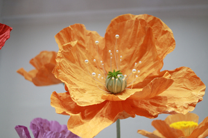 Fleurs géantes en papier de pavot en gros pour la décoration de toile de fond de mariage, de fête et de vitrine, couleur et taille personnalisables - Product Image 3