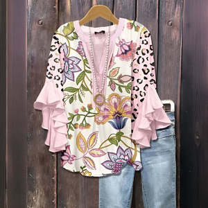 เสื้อยืดผู้หญิงลายดอกไม้พิมพ์ดิจิทัล คอวี แต่งระบาย สไตล์ลำลอง - Product Image 2