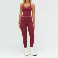 Conjunto deportivo de dos piezas con tirantes dobles y bloques de color a la moda para mujer, ideal para entrenamiento.