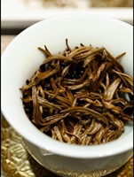 Coffret cadeau de thé noir biologique en vrac Yunnan Dian Hong. Riche en antioxydants, il aide à retarder le vieillissement. Un thé sain.