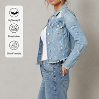 Suministro al por mayor de chaquetas vaqueras desgastadas para mujer, chaquetas vaqueras de lavado claro, chaquetas vaqueras cortas con detalles rasgados para minoristas