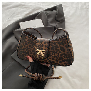 Sac à bandoulière imprimé léopard pour femmes, sac à main sous le bras avec nœud décoratif en métal et sangle réglable - Product Image 6