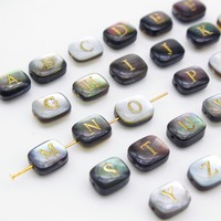 Perles Alphabet Coquillage Noir Formes Assorties 5 Pièces, Perles Initiales A-Z Double Face en Nacre Naturelle, Perles Espace Coquillage pour Fabrication de Bijoux