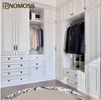 Conception de dressing moderne de luxe sur mesure pour projets résidentiels, avec aménagement fonctionnel des armoires pour les intérieurs de maison
