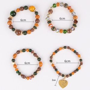 <span class=keywords><strong>4</strong></span> ensembles de bracelets en perles empilables de style bohème pour femmes, bracelets en perles de cristal en forme de cœur de style bohème extensibles - Product Image 3