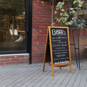 <span class=keywords><strong>Tableau</strong></span> noir sur pied personnalisé grand format avec support en bois pour affichage de sandwichs, idéal pour bars, cafés, restaurants, mariages et menus. - Product Image 6
