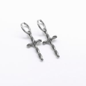 Pendientes de aro Huggie para hombre, chapados en oro, hipoalergénicos, con dije de cruz de cuerda retorcida, estilo vintage, punk, gótico - Product Image 5