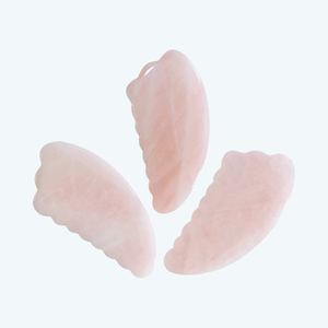 Outil Gua Sha en forme de corne en quartz rose naturel, cristal naturel pour le visage - Product Image 4
