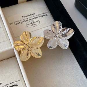 Anillo Ajustable de Aleación con Flor Grande, Estilo Vintage, en Oro y Plata, para Mujer, Regalo de Graduación - Product Image 2