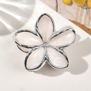 Nouvelle pince à cheveux style Ins en plumeria, finition électroplaquée, indispensable pour les vacances d'été et le quotidien, parfaite pour la plage. - Product Image 2