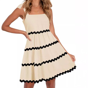 Vestido de manga corta independiente con tirantes y espalda descubierta plisada línea A - Product Image 1