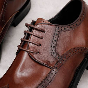 Chaussures habillées Derby pour hommes en cuir véritable marron à bout carré - Style formel pour affaires et mariages, semelle extérieure en caoutchouc antidérapante - Product Image 3