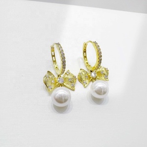 Pendientes de mariposa de plata de ley 925 al por mayor con perlas, para uso diario, boda, lazo, concha, boutique, chapados en oro, para niñas - Product Image 2