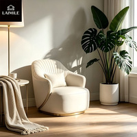 Fauteuil de détente contemporain incurvé et rembourré, avec texture cousue et base dorée, pour la maison et les villas