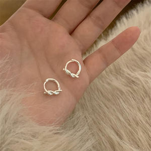 Fresh Latest Hollow Checkerboard Calado Moda Diseño simple Metal Oreja Joyería para mujeres Verano Playa Vacaciones Accesorios - Product Image 4