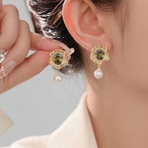 Pendientes de Botón de Cobre Templado de Alta Gama para Mujer, Estilo Geométrico, Lujo Ligero, Nuevos, con Incrustaciones de Circonita y Perla, Versátiles - Product Image 1