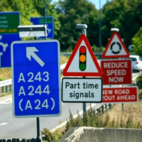 Panneaux en aluminium composite résistants aux intempéries, adaptés aux autoroutes, aux chantiers de construction et aux parkings