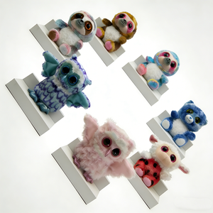 Peluche de gato personalizado de tela suave y aterciopelada de pelo corto, con silueta de gatito compacto y regordete sentado, y efecto tie-dye arcoíris. - Product Image 5