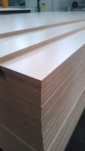 Panneau MDF blanc 18 mm, surface lisse pour la peinture et la fabrication <span class=keywords><strong>de</strong></span> meubles sur mesure, <span class=keywords><strong>prix</strong></span> d'usine <span class=keywords><strong>en</strong></span> Chine - Product Image 4