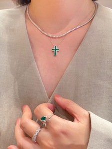 Collier pendentif croix en or 18 carats avec émeraude naturelle Muzo verte Xinfly – Élégant, intemporel, pour tous les jours et occasions formelles – Vente flash – Scintillant GRC - Product Image 2
